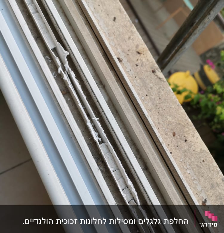 תריסים לבנים עם צבע מתקלף על מסילה